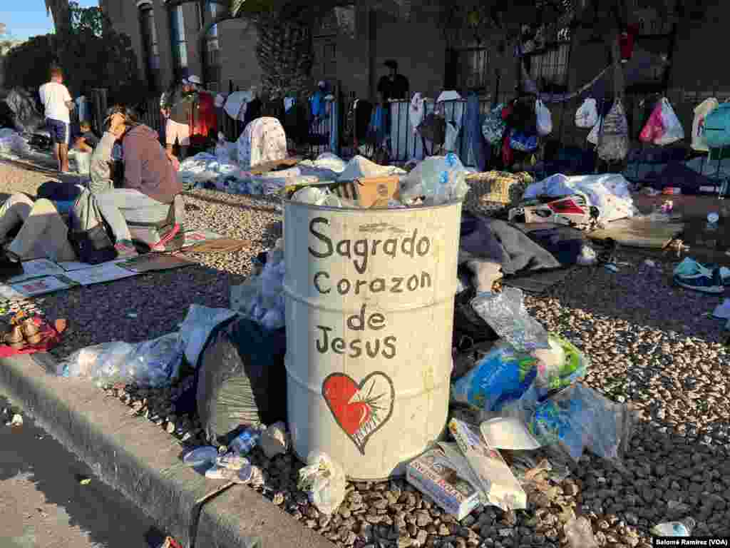 Cientos de migrantes continúan acampando en las afueras de la iglesia del Sagrado Corazón en el centro de El Paso, Texas, desde donde esperan seguir camino a otras partes del país, el 8 de mayo de 2023.&nbsp;