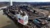FILE - Pabrik Clairton Steel Mon Valley Works Amerika Serikat di Clairton, Pa., 26 Februari 2024. Presiden Biden dan Donald Trump, secara mengejutkan menerapkan pendekatan yang serupa dalam hal kebijakan perdagangan. (AP/Gene J. Puskar)