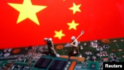 以中國國旗為背景的工人和半導體芯片圖示。