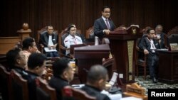 Calon presiden Anies Baswedan saat menggugat hasil pemilu di Mahkamah Konstitusi, Jakarta, 27 Maret 2024. (Antara Foto/Aprillio Akbar/via REUTERS)