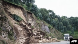 Kifusi kikiwa kimeziba sehemu ya barabara, kufuatia mvua kumbwa iliyonyesha huko Rubengera, Rwanda tarehe 3 Mei 2023 na kusababisha maporomoko ya udongo. Picha na Mariam KONE / AFP. 