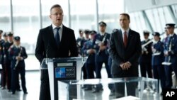 Menteri Luar Negeri Hungaria Peter Szijjarto (tengah), berpidato di depan hadirin pada upacara peringatan 75 tahun NATO di markas NATO di Brussels, Kamis, 4 April 2024. (AP/Geert Vanden Wijngaert)