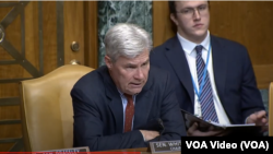 美國參議院國際麻醉品管制核心小組的主席、預算委員會主席謝爾登·懷特豪斯參議員(Sheldon Whitehouse )在有關中國的洗錢組織的聽證會上。 （2024年4月30日）