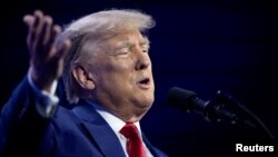 El expresidente de Estados Unidos y candidato presidencial republicano Donald Trump hace gestos mientras habla durante la Conferencia de Acción Turning Point en West Palm Beach, Florida, Estados Unidos, el 15 de julio de 2023.