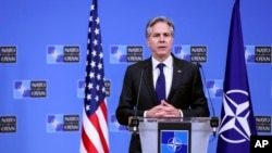 ব্রাসেলস’এ নেটো সদরদপ্তরে জোটের পররাষ্ট্রমন্ত্রীদের বৈঠকের পর এক সংবাদ সম্মেলনে ভাষণ দিচ্ছেন যুক্তরাষ্ট্রের পররাষ্ট্রমন্ত্রী অ্যান্টনি ব্লিংকেন। এপ্রিল ৪, ২০২৪।
