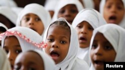 Wanafunzi wa shule ya Al-Nour wakiwa darasani huko Zanzibar. Picha na REUTERS/Thomas Mukoya. 