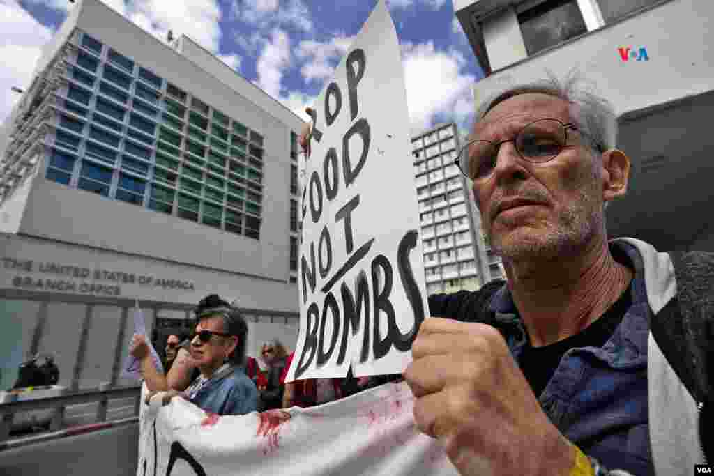 "Lanzar comida, no bombas", uno de los carteles que portaban los maniestantes.