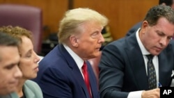 El expresidente Donald Trump comparece ante el tribunal para su lectura de cargos el martes 4 de abril de 2023 en Nueva York. Trump se entregó a las autoridades antes de su comparecencia por cargos penales derivados de un pago de dinero secreto a un actor porno durante su campaña de 2016. (Foto AP/Seth Wenig, Piscina)