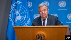 El secretario general de la ONU, Antonio Guterres, aborda la situación entre Israel y Hamás en una sesión informativa en la sede de Naciones Unidas el 9 de octubre de 2023.