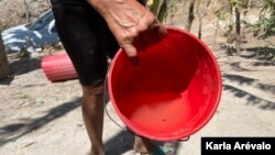 Habitantes de los asentamientos cercanos a la cárcel carecen de agua. Y la poca que logran traer de un riachuelo cercano, viene contaminada. Fotografía [Karla Arévalo / VOA]