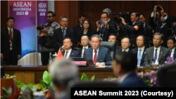 Perdana Menteri China Li Qiang memberikan pidato sambutan kepada para pemimpin negara ASEAN dalam ASEAN-China Summit ke-26 pada Rabu (6/9) di Jakarta. (Foto: Courtesy/ASEAN Summit 2023)