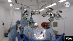 ARCHIVO - Cirugía plástica de extracción de biopolímeros. [Foto: Federico Buelvas, VOA]