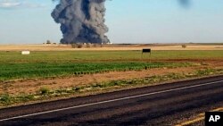 ڈیری فارم میں آتشزدگی کے بعد دھوئیں کے سیاہ بادل بلند ہو رہے ہیں۔ 14 اپریل 2023