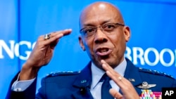 美國空軍參謀長查爾斯·布朗上將在華盛頓智庫布魯金斯學會談美國的國防戰略。(2023年2月13日）