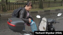 Melanija, 28, vozi se po gradu tražeći vodu i kaže da se trudi da ne brine o prijetnji nuklearne katastrofe u Nikopolju, u Ukrajini.