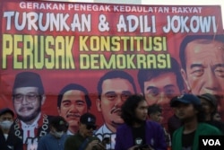 Spanduk pada aksi demonstrasi menolak hasil pemilu 2024 di depan Gedung DPR/MPR, Senayan, Jakarta (foto: Indra Yoga/VOA).