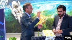 پروفیسر خورشید وائس آف امریکہ کے علی فرقان سے بات کر رہے ہیں