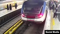 توقف مترو در تهران پس از بیهوش شدن یک دختر نوجوان. تصویر برگرفته از ویدیو.