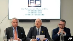 Ketiga anggota parlemen Inggris memberikan konferensi pers di London, 25 Maret 2024. Ketiganya mengatakan mereka telah menjadi sasaran pelecehan dan upaya peretasan oleh China.