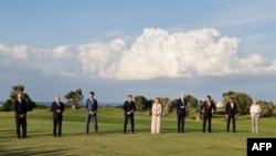 七國集團和歐盟領導人2024年6月13日在意大利出席高峰會期間拍攝合照。 （美聯社）