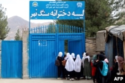 Učenice nižih razreda osnovne škole u provinciji Badakšan. (Foto: OMER ABRAR / AFP)