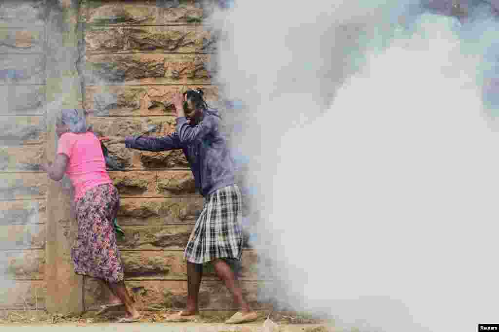 12 Temmuz 2023 - Kenya'nın başkenti Nairobi'de muhalif lider Rila Odinga'nın destekçilerinin, hükümetin vergi zamlarına karşı düzenledikleri protestoda, polis göstericilere biber gazıyla müdahale ediyor.