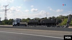Desplazamiento de material militar en Israel en frontera con Gaza. [Foto: Alejandro Ernesto, VOA].