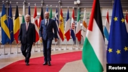Waziri mkuu wa Palestina Mohammad Mustafa alipokaribishwa na Rais wa baraza la Umoja wa Ulaya Charles Michel huko Brussels, Mei 26, 2024. Picha na REUTERS/JohannaGeron