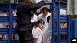 Detenidos durante el estado de excepción, son movilizados en un camión de mercancías a un centro de detención en Soyapango, El Salvador, el 7 de octubre de 2022.