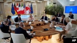 La anfitriona de la cumbre, la primera ministra italiana Georgia Meloni, arriba en el centro, habla a los demás líderes del G7 durante una mesa redonda en el primer día de su cumbre, en Borgo Egnazia, sur de Italia, el 13 de junio de 2024.