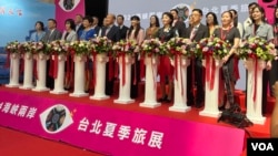 为期四天的台北国际夏季旅展暨海峡两岸旅展星期五(7月12日)登场，中国共有155名省级官员及业者出席(美国之音特约记者林乃绢拍摄)。 