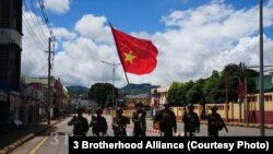 မြောက်ပိုင်းညီနောင်မဟာမိတ်အဖွဲ့မှ ထုတ်ပြန်ထားသည့် ရှမ်းပြည်နယ် လားရှိုးမြို့ပေါ်က ကိုးကန့်တပ်မတော် MNDAA တပ်ဖွဲ့ ဝင်များ (ဇူလိုင် ၂၆၊ ၂၀၂၄)