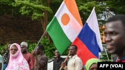 ‘Yan Nijar dauke da tutotin kasar da na Rasha 