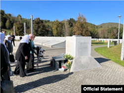 Američki senatori Jeanne Shaheen i Peter Welch polažu vijence na spomenik žrtvama genocida u Srebrenici. (Foto: shaheen.senate.gov)