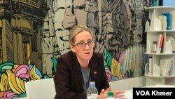 ឧបការី​រងរដ្ឋមន្ត្រីការបរទេសអាមេរិកអ្នកស្រី​Melissa A. Brown​ធ្វើ​សនិ្នសីទ​ព័ត៌​មាននៅភ្នំពេញ​ថ្ងៃ​ទី​១៥ ធ្នូ ឆ្នាំ​២០២៣។​(ហ៊ុល រស្មី/វីអូអេ)