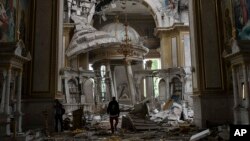 Проти заморожених російських грошей можна використати державні контрзаходи, які б призупинили зобов’язання країн поважати російські активи, говорять експерти. Фото: AP, зроблено 23 липня 2023 року