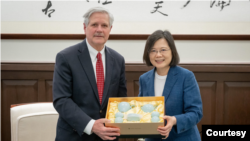 美國共和黨參議員約翰·霍文(John Hoeven)2023年4月13日在訪問台灣時會見總統蔡英文。（台灣總統府照片）