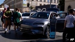 德國慕尼黑舉行的IAA車展上參觀者觀賞中國電動車比亞迪的Seal U車型。 (2023年9月8日)