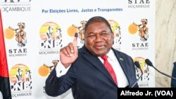 Filipe Nyusi, Presidente de Moçambique, exibe o dedo depois de votar nas sextas Eleições Autárquicas 