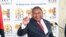 Filipe Nyusi, Presidente de Moçambique, exibe o dedo depois de votar nas sextas Eleições Autárquicas.