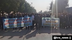 کارگران اعتصابی کارخانه گروه ملی صنعتی فولاد ایران در اهواز
