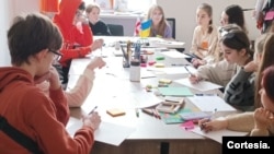 Niños ucranianos dibujan en Tibilisi durante una actividad organizada por la ONG Unite Together.