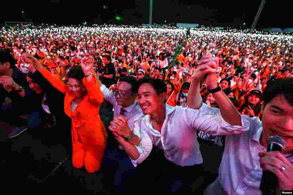 លោក Pita Limjaroenrat មេដឹកនាំបក្សនិងជាបេក្ខជននាយករដ្ឋមន្ត្រីរបស់គណបក្ស Move Forward ចូលរួមធ្វើយុទ្ធនាការដ៏ធំ មុនថ្ងៃបោះឆ្នោត នៅទីក្រុងបាងកក ប្រទេសថៃ កាលពីថ្ងៃទី ១២ ខែឧសភា ឆ្នាំ ២០២៣។ 