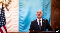 资料照片：国土安全部长亚历杭德罗·马约卡斯。（2024年3月21日）