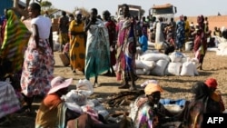 Wanawake waliopoteza makazi wakisubiri mgao wa chakula kutoka Mpango wa Chakula Duniani huko Bentiu, South Sudan, Feb. 6, 2023
