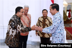 Presiden Jokowi bersalaman dengan salah satu bakal calon presiden Anies Baswedan di Istana, 30 Oktober 2023. (Foto: Courtesy/Biro Setpres)