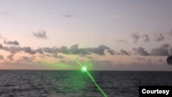 菲律賓海警隊公佈2023年2月6日中國海警船向菲律賓補給船照射“軍用級”激光的照片。