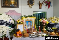 កម្រងផ្កា និងរូបថតរបស់លោក ចាន់ ឧត្តម និស្សិតផ្នែកវេជ្ជសាស្រ្តសត្វនៃសកលវិទ្យាល័យភូមិន្ទកសិកម្មដែលបានទទួលមរណភាពនៅក្នុងការវាយប្រហាររបស់ក្រុមហាម៉ាស់នៅអ៊ីស្រាអ៊ែល នៅក្នុងពិធីបុណ្យសព នៅខេត្តកណ្តាល កាលពីថ្ងៃទី១១ ខែតុលា ឆ្នាំ២០២៣។ (ស៊ឹម ចាន់សំណាង/វីអូអេ)