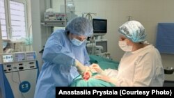 Хірургиня-проктологиня Анастасія Пристая, співзасновниця проєкту SurgFem, проводить операцію. Фото: Anastasiia Prystaia