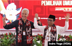 Calon presiden Ganjar Pranowo dan calon wakil presiden Mahfud MD saat mendatangi KPU Kamis (19/10) untuk mendaftar sebagai calon presiden dan calon wakil presiden. (VOA/Indra Yoga)